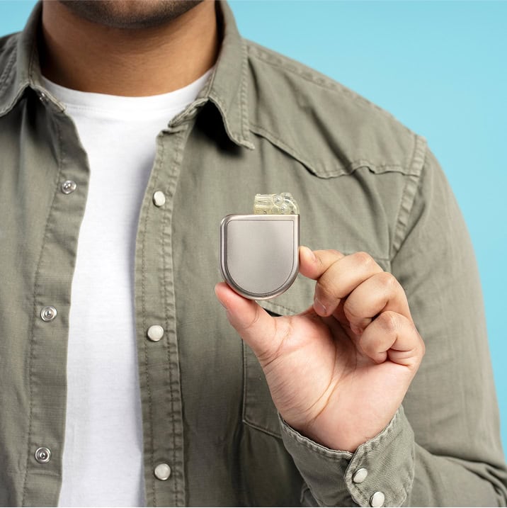 Personne tenant un pacemaker dans sa main