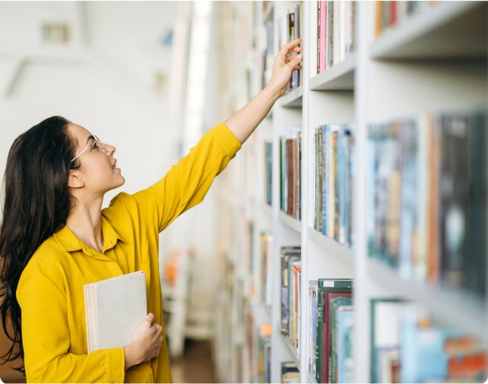 Femme rangeant des dossiers dans une bibliothèque