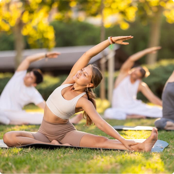 Groupe pratiquant une séance de yoga en extérieur