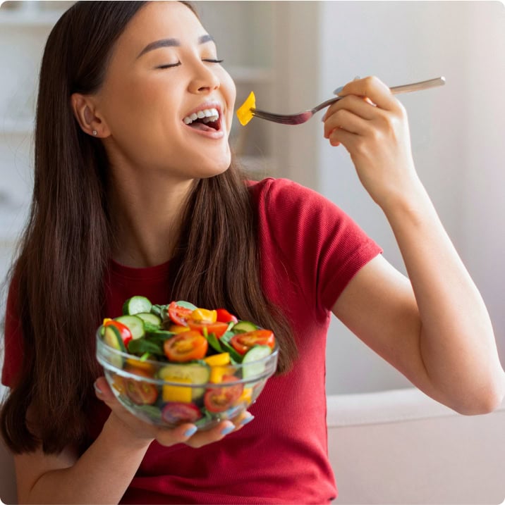 Femme mangeant une salade de légumes frais