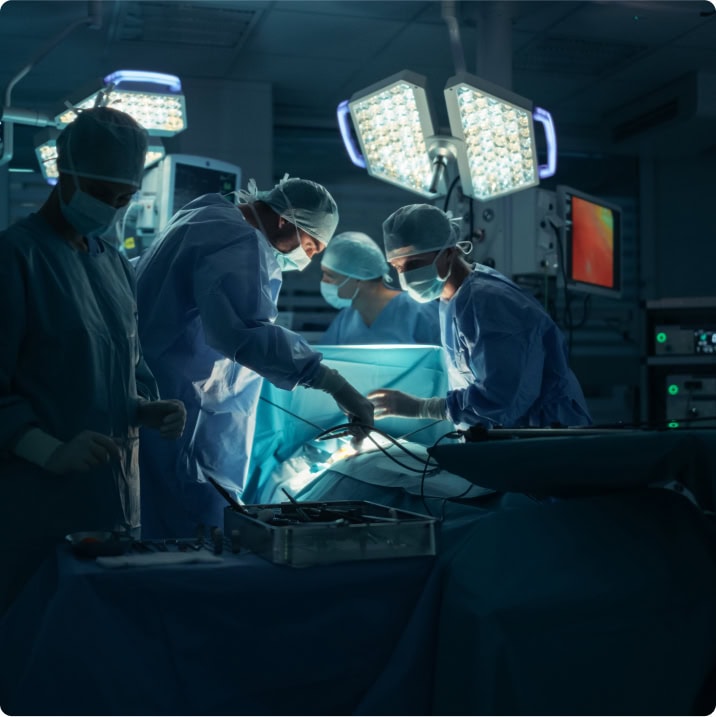 Équipe de chirurgiens opérant dans une salle d’intervention