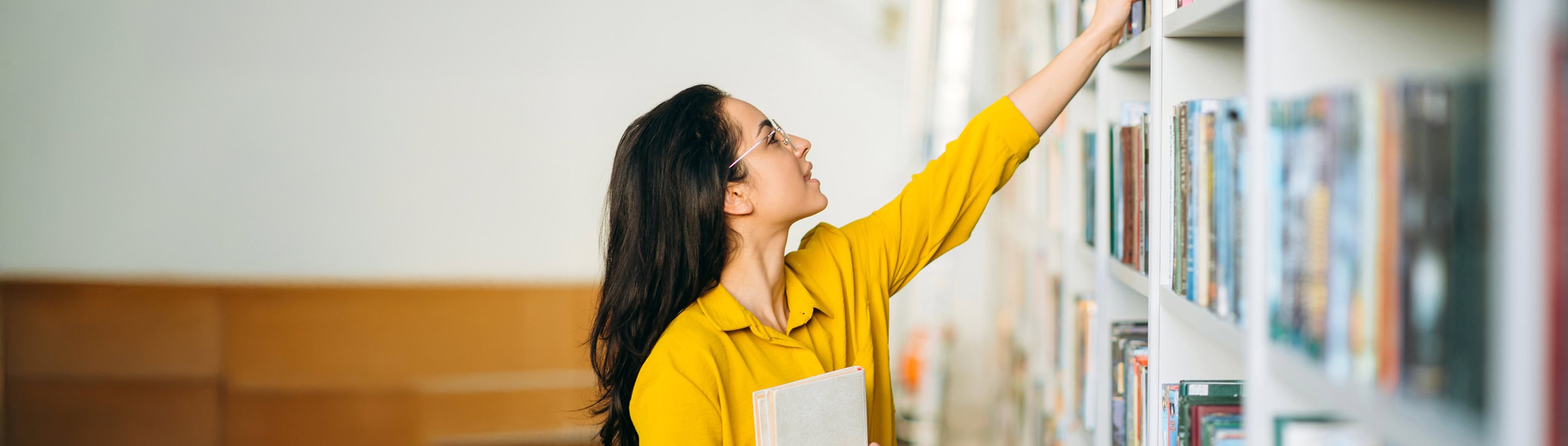 Femme rangeant des dossiers dans une bibliothèque