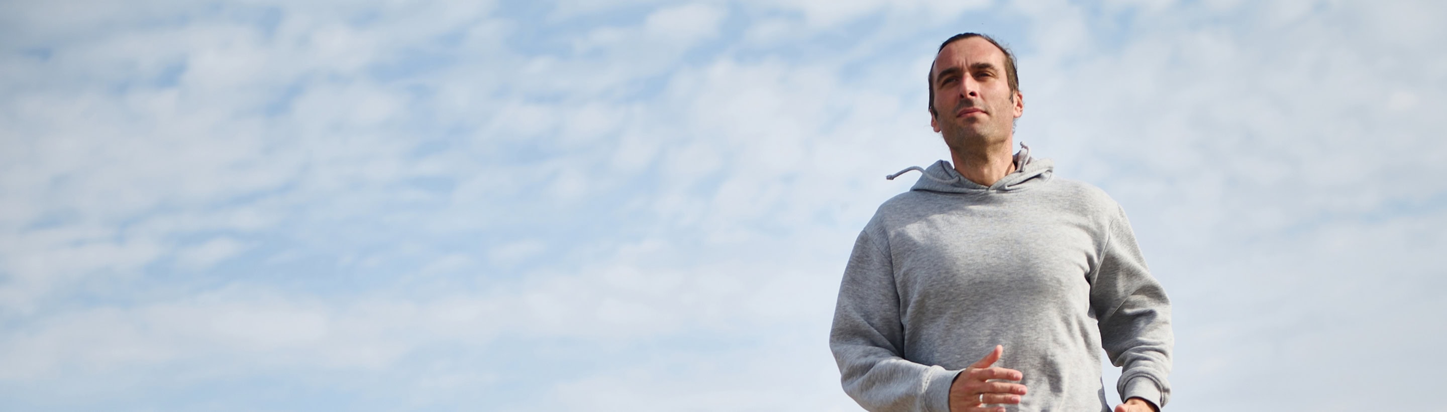 Homme courant sur une promenade urbaine