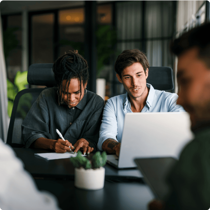 Collègues travaillant ensemble autour d’un ordinateur